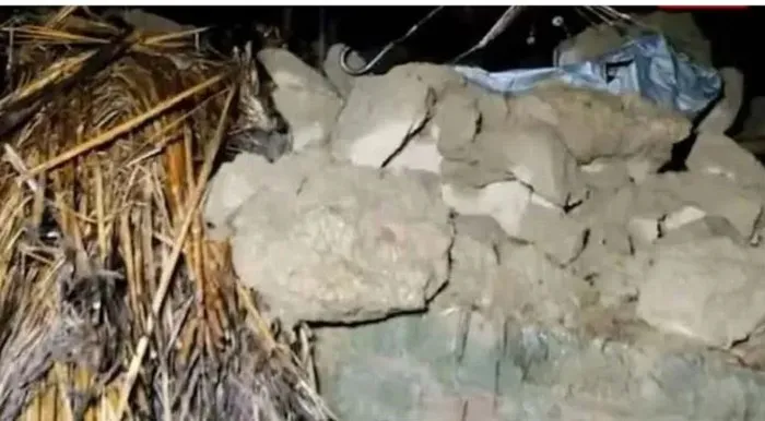 प्रतापगढ़: आग ताप रहे परिवार पर दीवार गिरने से एक बच्चे की मौत, चार घायल