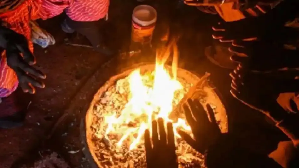 बरेली: हाथ सेकते समय महिला के कपड़ों में लगी आग, दो मासूम भी झुलसे