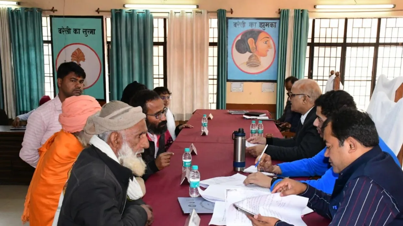 बरेली : संपूर्ण समाधान दिवस पर अधिकारियों ने सुनीं जन समस्याएं, दिए जल्द समाधान कराने के निर्देश