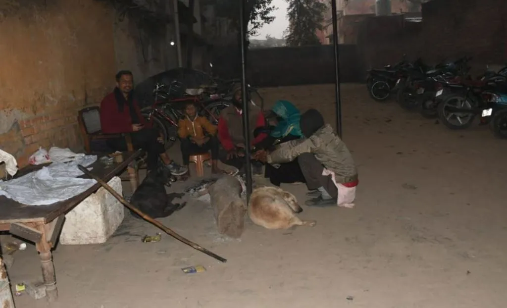 बरेली: कड़ाके की ठंड में कागजों में गर्मी दे रहे अलाव