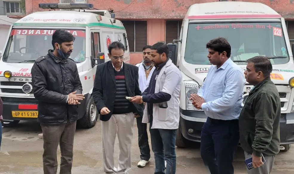 बरेली: एंबुलेंस कर्मियों ने मरीज की जान बचाई और रुपये भी