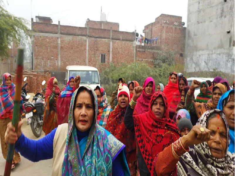 अमेठी : बदहाल विद्युत आपूर्ति को लेकर महिलाओं ने किया प्रदर्शन 