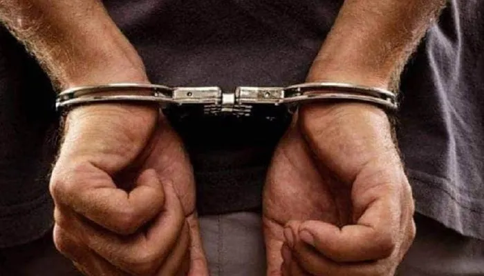Kanpur News : पुलिसकर्मी बनकर ट्रेनों में लूटपाट करने वाले पांच शातिरों को GRP ने दबोचा, चोरी का माल बरामद