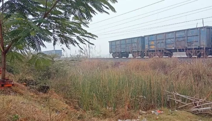 Auraiya में टला बड़ा हादसा, तेज धमाके के साथ दो भागो में बंट गई मालगाड़ी, जानें- फिर क्या हुआ