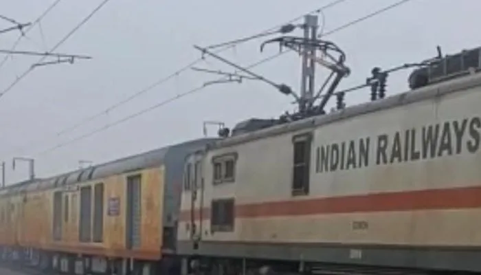 Auraiya में राजधानी एक्सप्रेस में गाय के टकराने से उड़े चीथड़े, खड़ी रही मालगाड़ी