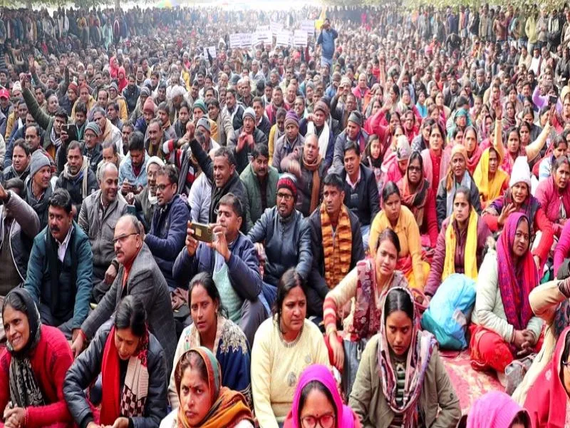 Lucknow: शिक्षामित्रों ने अपनी मांगों को लेकर निकाली 