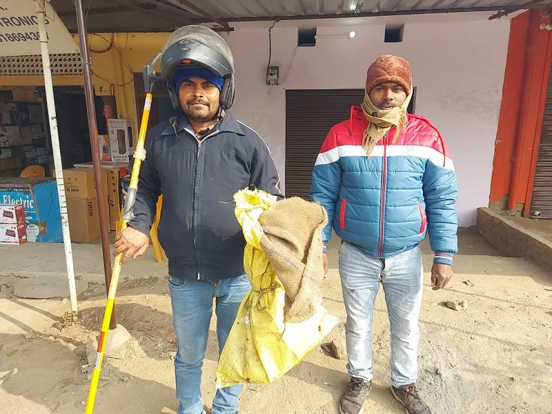 अयोध्या : घर में निकला विषखोपड़ा, वन विभाग ने पकड़ कर जंगल में छोड़ा