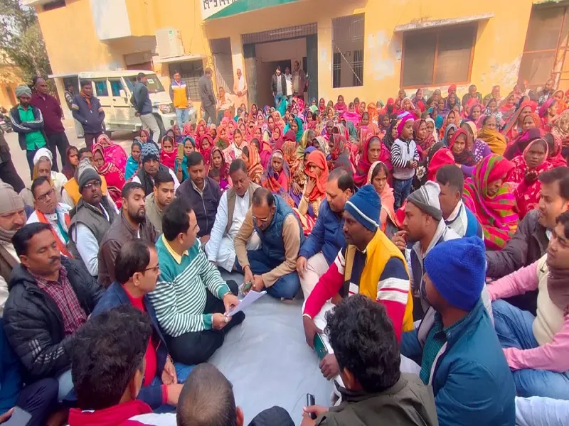 अयोध्या : तीन ब्लाकों में प्रधानों का प्रदर्शन, उठाईं कई मांगें