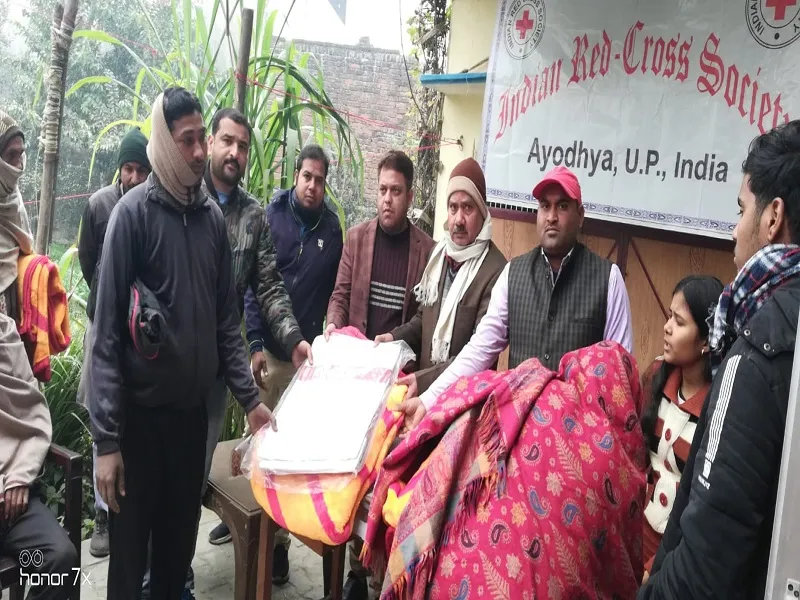 अयोध्या : जरूरतमंदों को बांटे हाइजीन  किट व कंबल