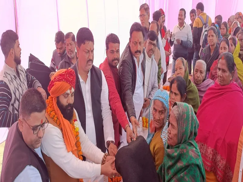 अयोध्या : सर्दी में गरीबों को लेकर सरकार संवेदनहीन : पवन पांडेय 