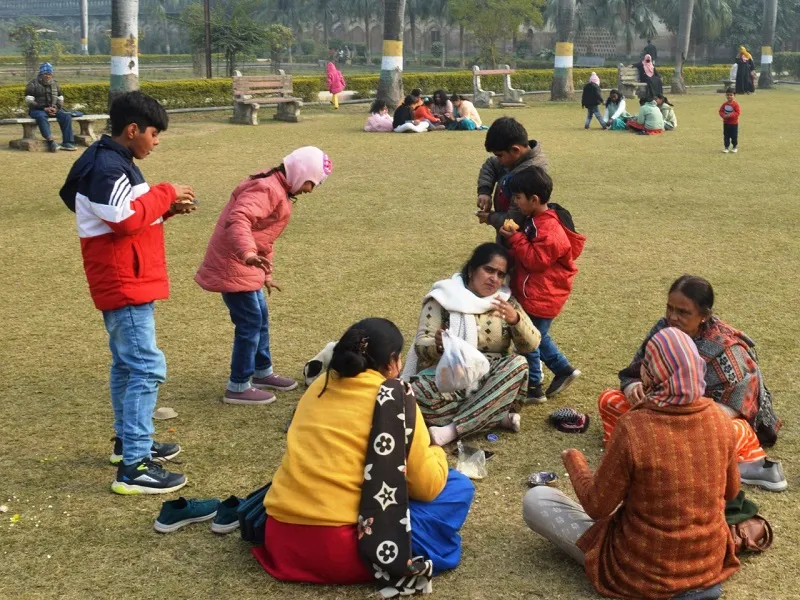 अयोध्या : तापमान बढ़ा, धूप भी निकली पर नहीं मिली ठंड से राहत