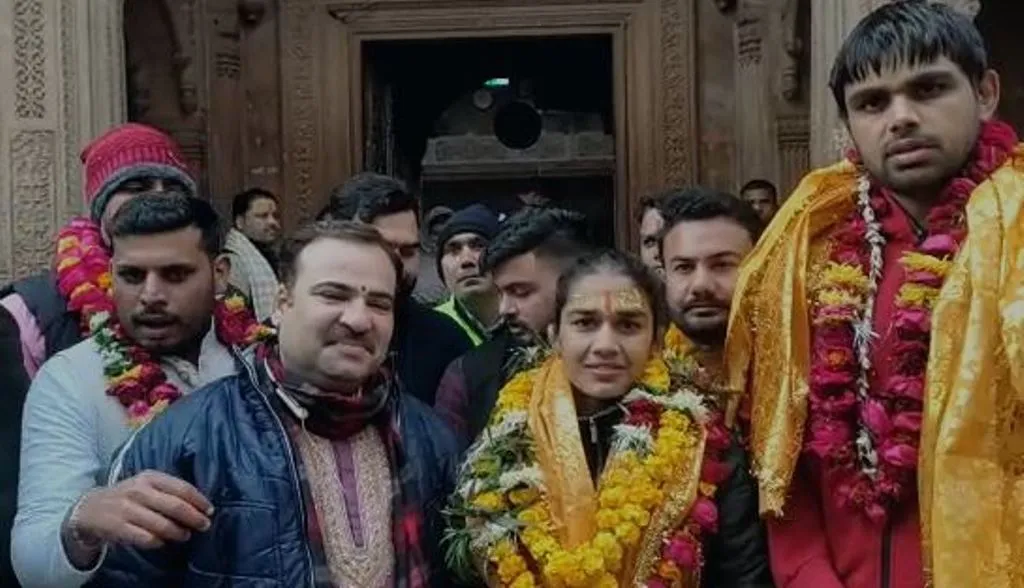 मथुरा: बांके बिहारी के दरबार में पति के साथ हाजिरी लगाने आईं बबिता फोगाट