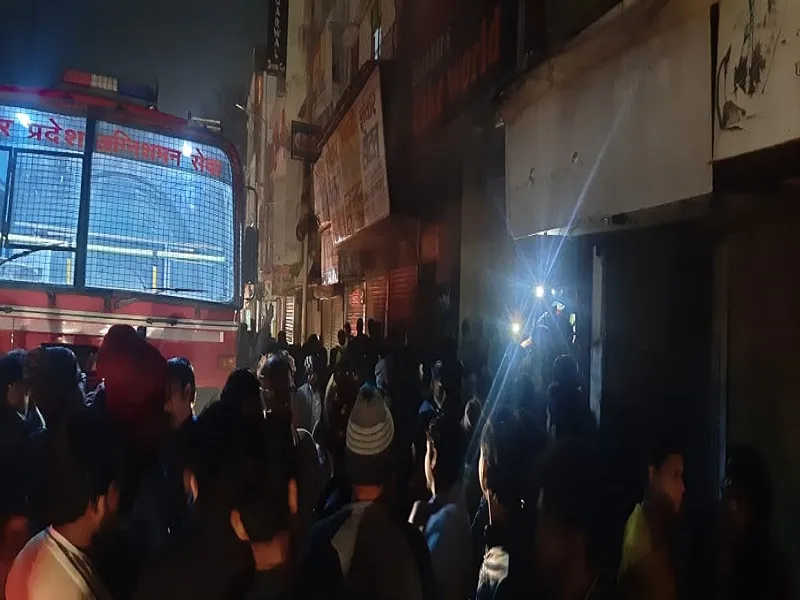 बहराइच : शंकर बेकरी की दुकान में लगी आग