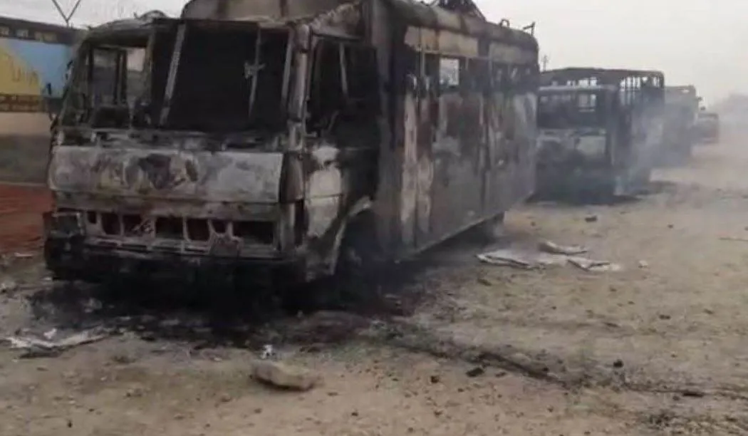 बक्सर के चौसा में उग्र हुआ किसानों का प्रदर्शन, गुस्साए लोगों ने पुलिस की गाड़ियों में लगाई आग