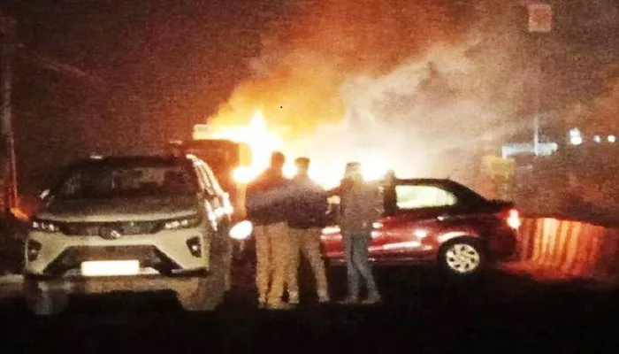 Banda में दिल्ली जैसी घटना, स्कूटी सवार क्लर्क को तीन किमी तक घसीटता ले गया ट्रक चालक, आग लगी तो भाग खड़ा हुआ