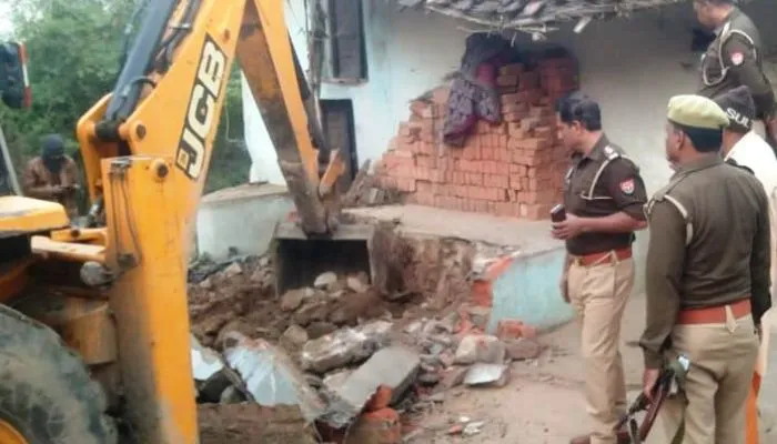 Banda News : छेड़छाड़ के आरोपी के मकान पर गरजा पुलिस का बुलडोजर, सीसीटीवी फुटेज वायरल होने पर पुलिस हरकत में आई