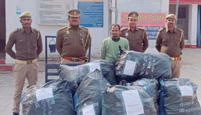Banda News : पुलिस ने छापेमारी कर एक आरोपी को किया गिरफ्तार, एक कुंतल गांजा बरामद