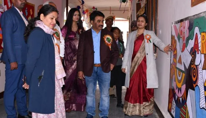 Banda: कैनवास और दीवारों पर चला छात्रों की तूलिका का जादू, भागवत प्रसाद मेमोरियल अकादमी में आयोजित हुई कला प्रदर्शनी