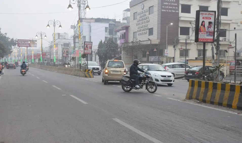बरेली: दो किमी की सड़क में 20 से ज्यादा कट, नेताओं के आगे अफसर बेबस