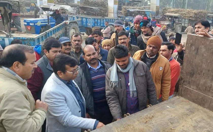 शाहजहांपुर: अभियान चलाकर ट्रैक्टर-ट्रालियों में लगाए रिफ्लेक्टर