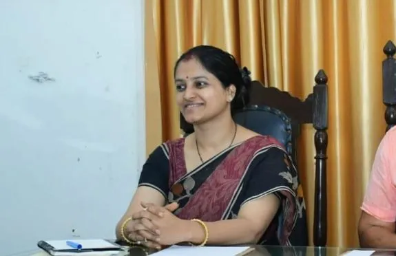 बरेली: 'नर्सिंग होम और बार से वसूलें लाइसेंस शुल्क, जारी करें नोटिस'