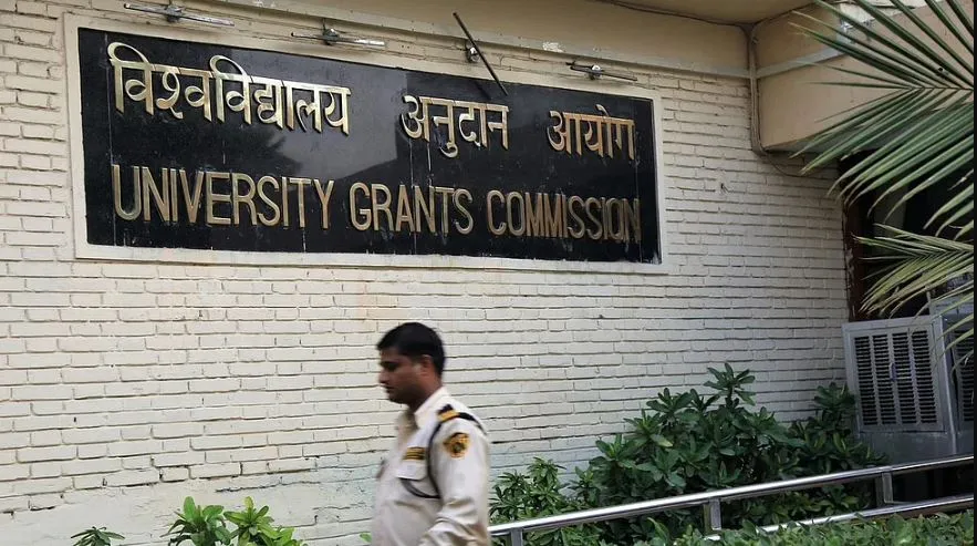 बरेली: एक साथ दो डिग्री करने वाले छात्र हो रहे परेशान
