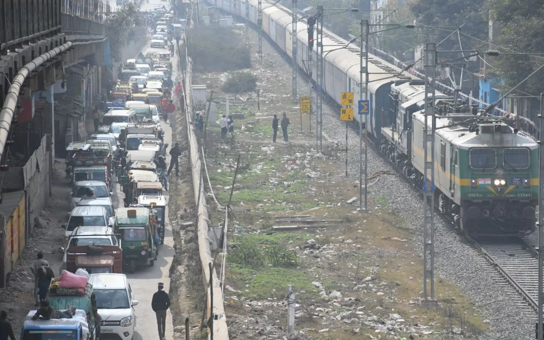 बरेली: किला पुल पर बड़ी वाहनों पर रोक, सर्विस रोड पर लगाए बैरियर