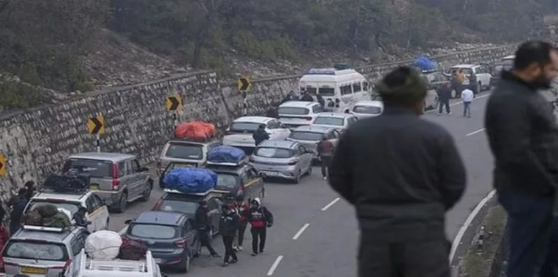 जम्मू-श्रीनगर राष्ट्रीय राजमार्ग पर यातायात बहाल, कश्मीर में मौसम में सुधार