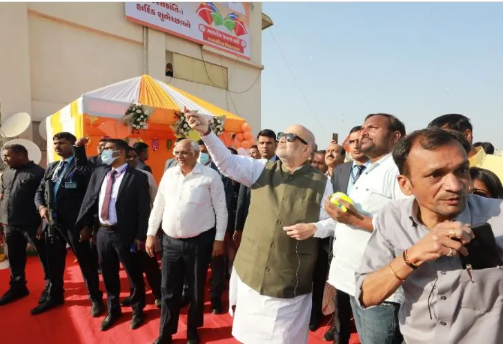 गुजरात में उत्साह से मना उत्तरायण त्योहार, अमित शाह और मुख्यमंत्री पटेल ने भी उड़ाई पतंग 