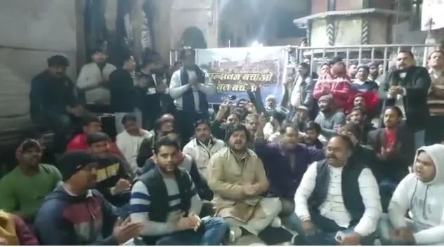 मथुरा: बांके बिहारी मंदिर कॉरिडोर के विरोध में ढोलक मजीरा बजा कर किया विरोध