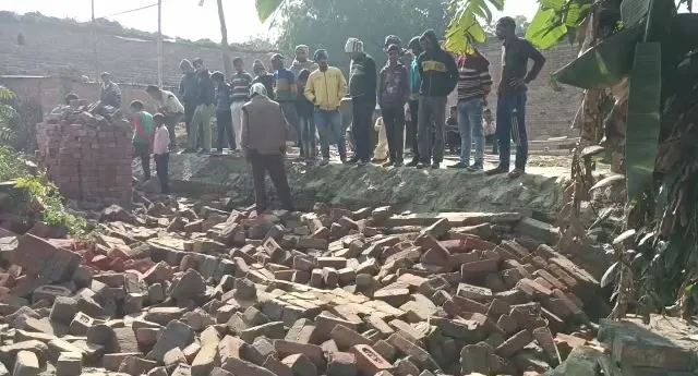 कासगंज: नवनिर्मित दीवार गिरी, एक ही परिवार के तीन की मौत