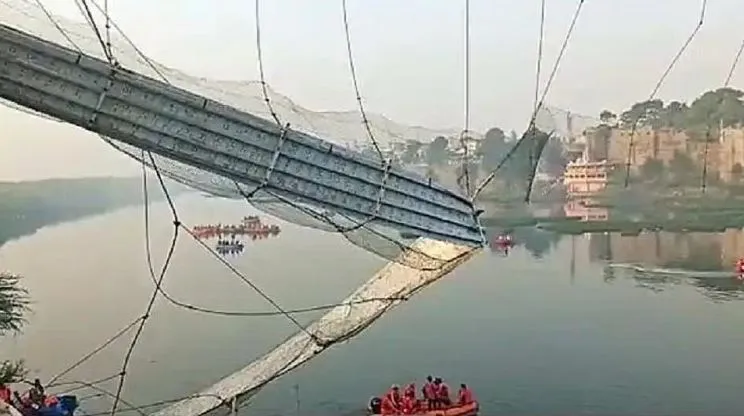 पुल हादसा : गुजरात सरकार ने मोरबी नगरपालिका को कारण बताओ नोटिस किया जारी