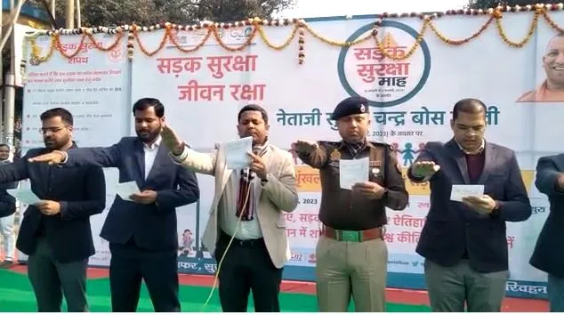 मथुरा: नेताजी सुभाष चंद्र बोस की जयंती पर DM-SSP ने अधिकारियों को दिलाई यातायात नियमों की शपथ 