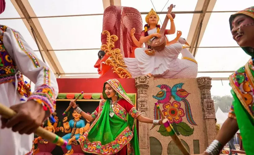 गणतंत्र दिवस परेड: गुजरात की झांकी में कच्छ की विरासत, सौर ऊर्जा संचालित मोढेरा गांव की झलक