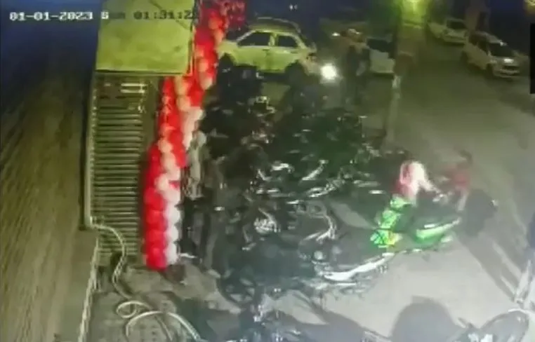 कंझावला कांड: नयी सीसीटीवी फुटेज में पीड़िता होटल के बाहर महिला से झगड़ते दिखी