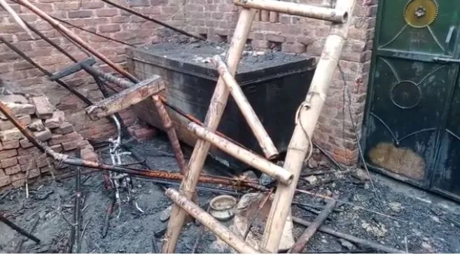 बरेली : न्यू ईयर के दिन नाबालिक से गैंगरेप, आरोपियों पर कार्यवाही न होने पर पीड़िता के भाई ने फूंका घर 