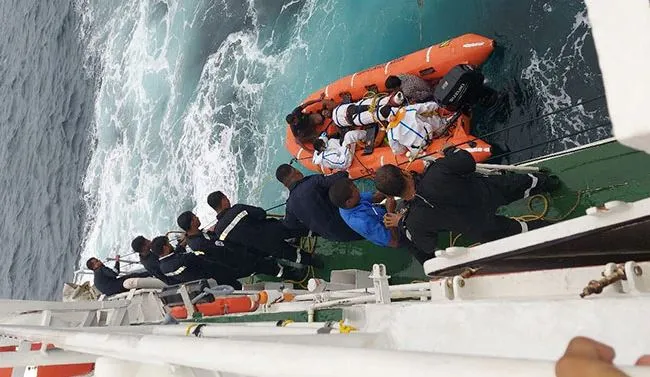 तटरक्षक: अरब सागर में डूब रहे पोत से चालक दल के 12 सदस्यों को बचाया