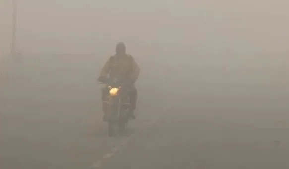 भीषण ठंड तथा घने कोहरे का प्रकोप जारी, हवाई ,रेल और सड़क यातायात प्रभावित 