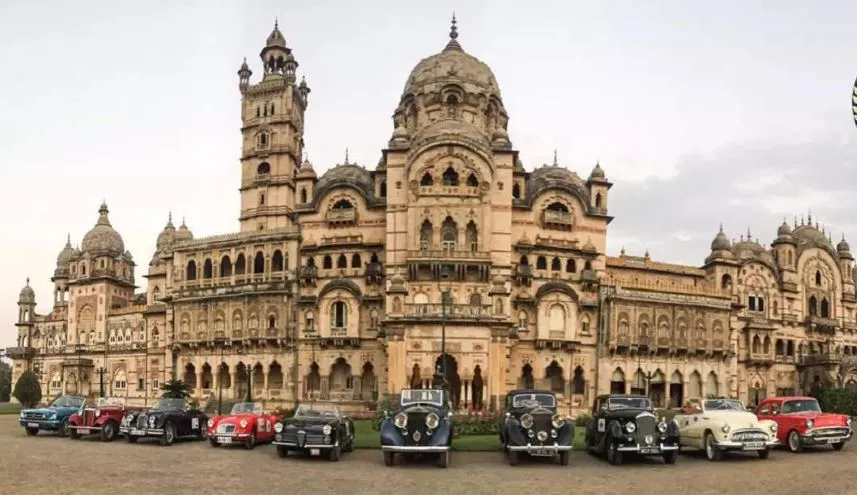 वडोदरा: शाही महल में महाराजा की दुर्लभ ‘विंटेज’ कारों का प्रदर्शन 