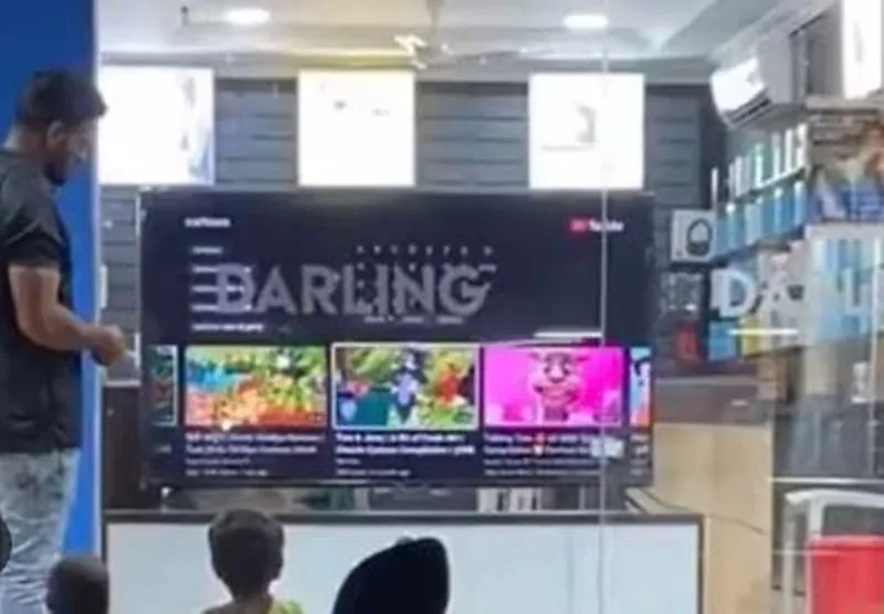 सेल्समैन ने बच्चों को टीवी दिखा कर जीता दिल, वीडियो वायरल 