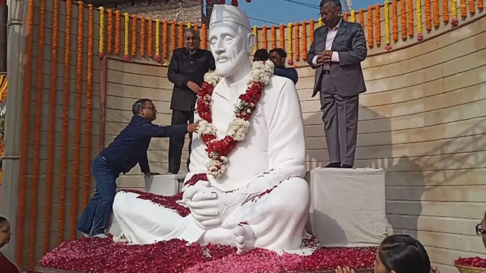 शाहजहांपुर : बसंत पंचमी पर रामचंद्र महाराज की दिव्य श्वेत प्रतिमा का अनावरण