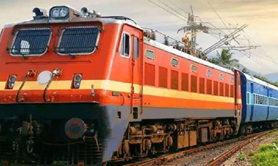 बरेली: सियालदह एक्सप्रेस में सीआईबी मुरादाबाद ने मारा छापा, हंगामा कर रहे किन्नर को किया गिरफ्तार