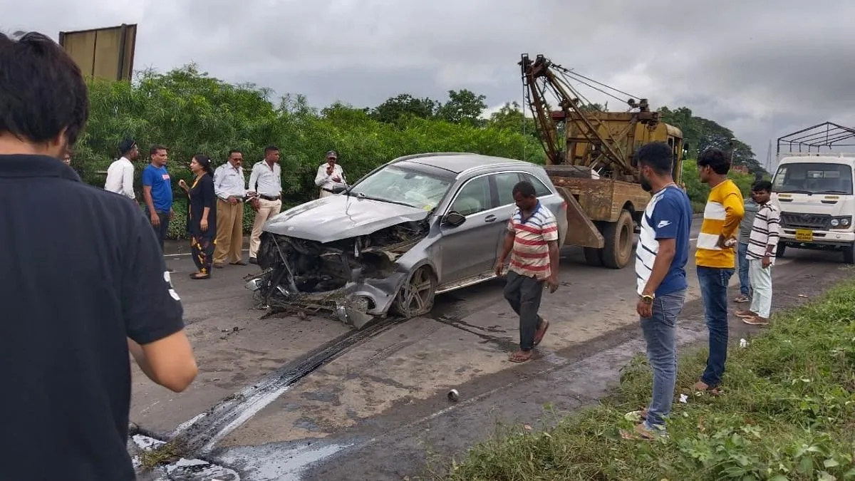 महाराष्ट्र : गुजरात जा रही कार पालघर में ट्रक से टकराई, तीन लोगों की मौत, चार घायल 