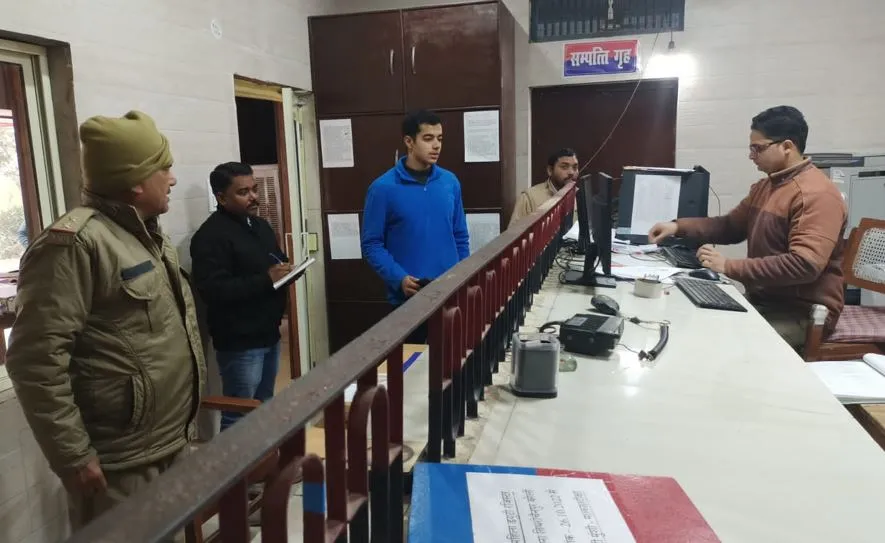 बरेली: ... क्योंकि सरकारी दफ्तरों में सर्दी कुछ ज्यादा है