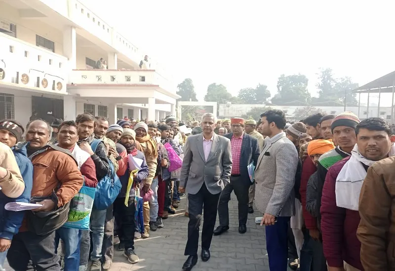 मुरादाबाद : कलेक्ट्रेट परिसर में जुटी जमाकर्ताओं की भीड़, व्यवस्था बनाने में लगे अधिकारी