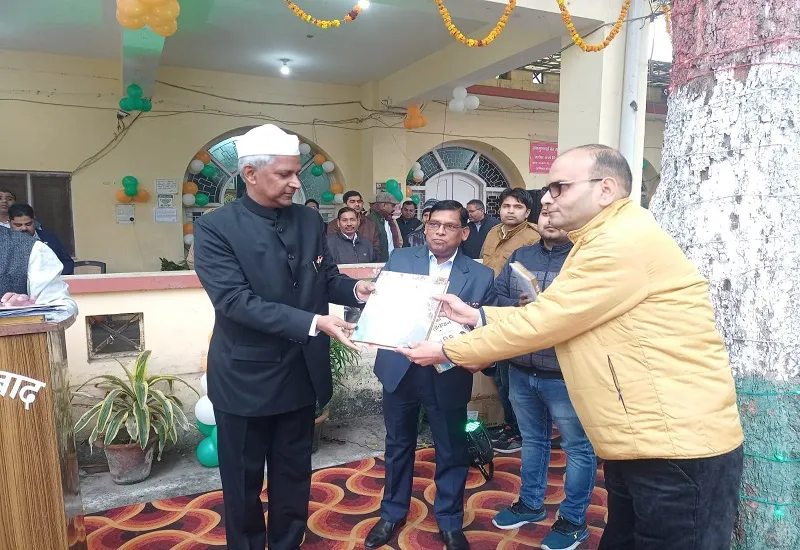 मुरादाबाद : गणतंत्र दिवस पर मंडलायुक्त-डीएम ने किया ध्वजारोहण, दी शुभकामनाएं 