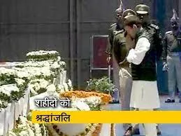 राहुल गांधी ने दी पुलवामा आतंकी हमले में शहीद हुए CRPF जवानों को श्रद्धांजलि 