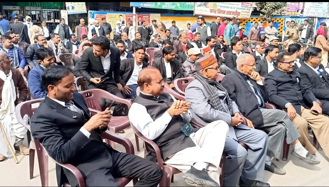 शाहजहांपुर: छह सूत्रीय मांगों को लेकर सेंट्रल बार एसोसिएशन के वकीलों ने किया धरना प्रदर्शन, सौंपा ज्ञापन