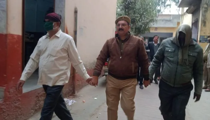 Farrukhabad : सेवानिवृत्त एसओ को दस, कार्यरत दरोगा को साढ़े तीन साल की सजा, 50 हजार रुपये लूट के लगे थे आरोप