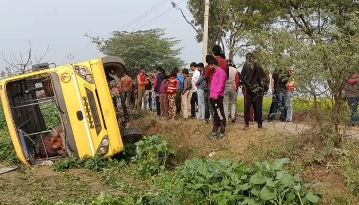 Farrukhabad News : अनियंत्रित होकर स्कूल बस खेत में पलटी, बच्चों में मची चीख पुकार, चालक मौके से फरार
